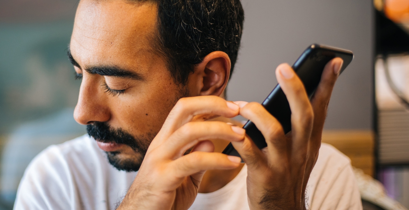 Imagem representativa de uma pessoa a ouvir um audio