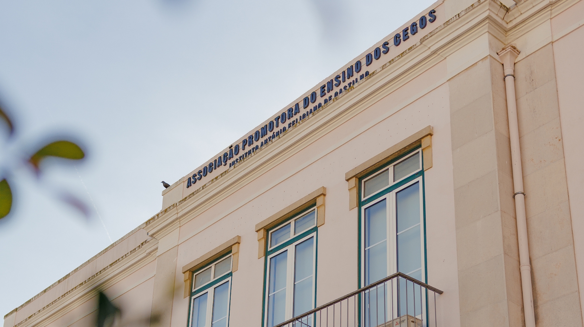 Fotografia da fachada do edifício da Associação Promotora do Ensino dos Cegos