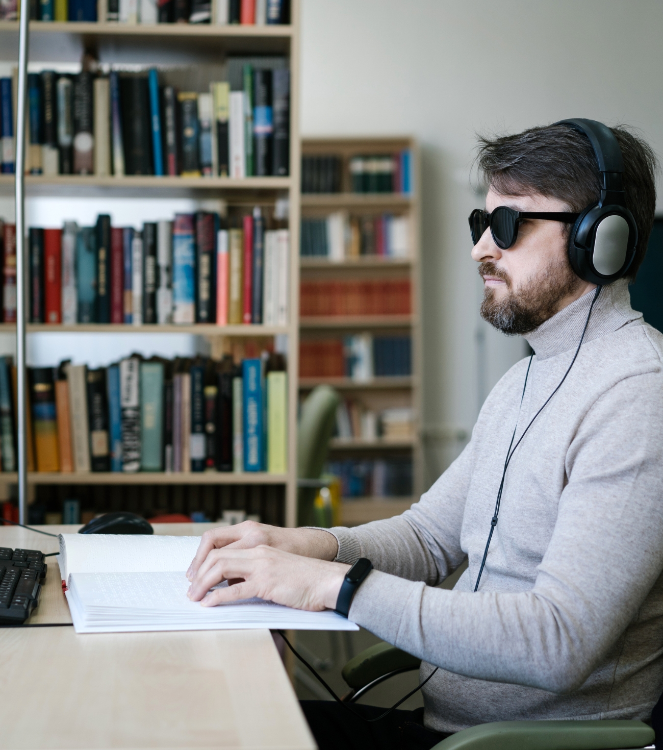 Pessoa cega a ler braille