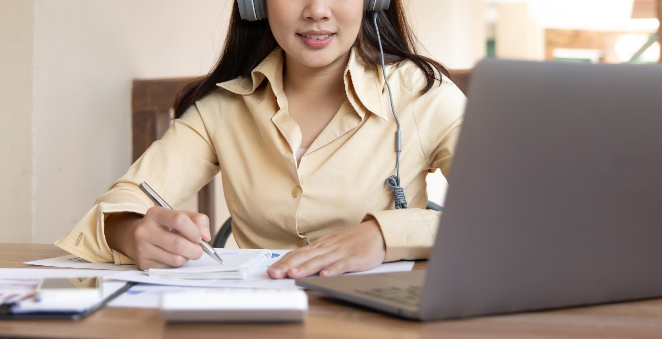 Imagem representativa de uma pessoa a ter uma aula online